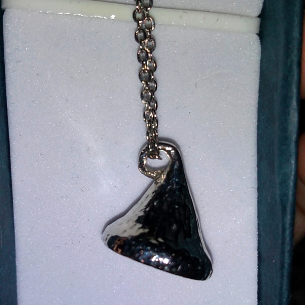 Enduring Kiss Necklace
